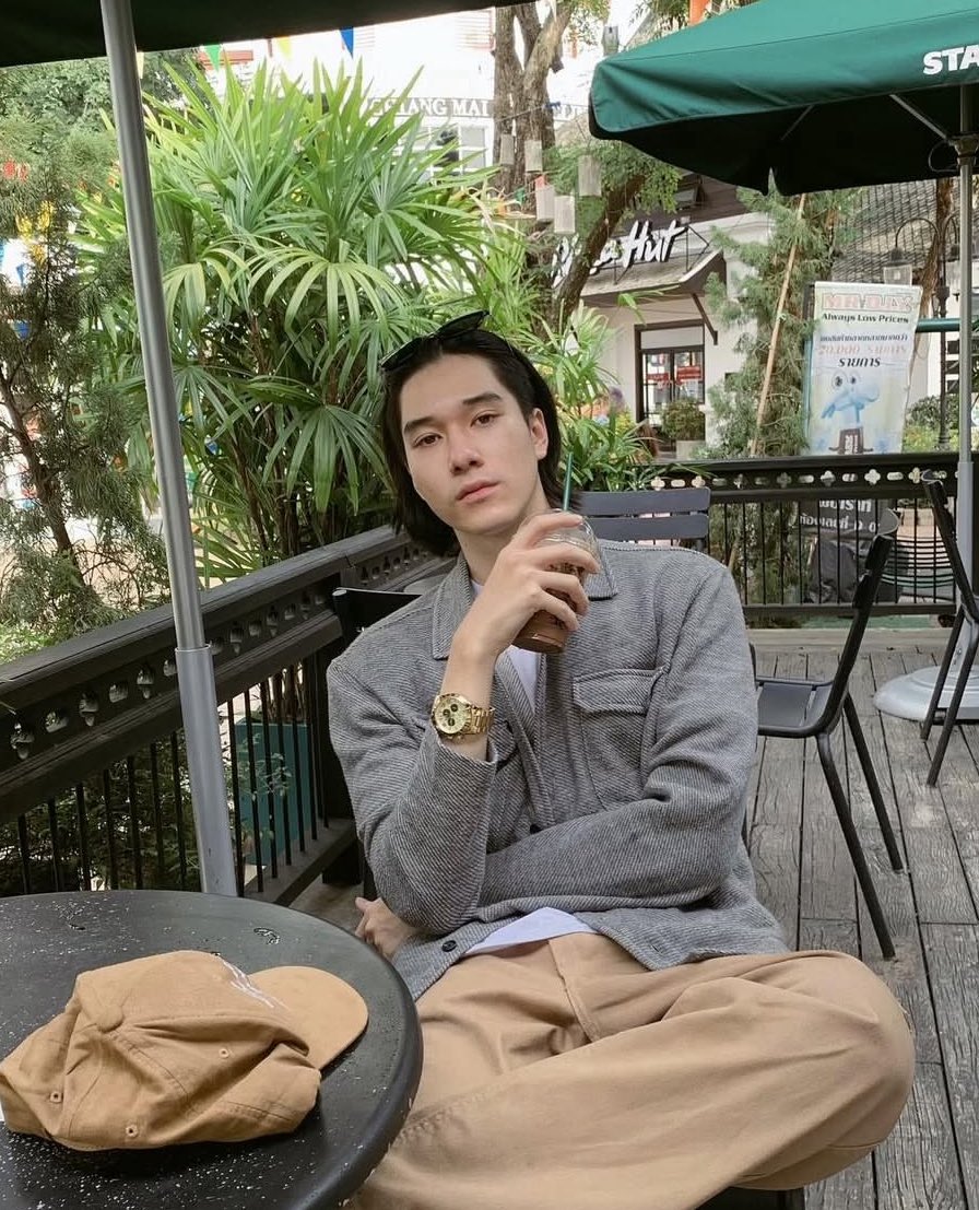 12augurl's tweet image. สองรูปนี้ห่างกัน4ปีอะ หนุ่มเหนือผมยาวคาดแว่นที่เรารัก แน่จริงแกก็กลับมามัดผมอีกดิ🥴

#hirunkit_