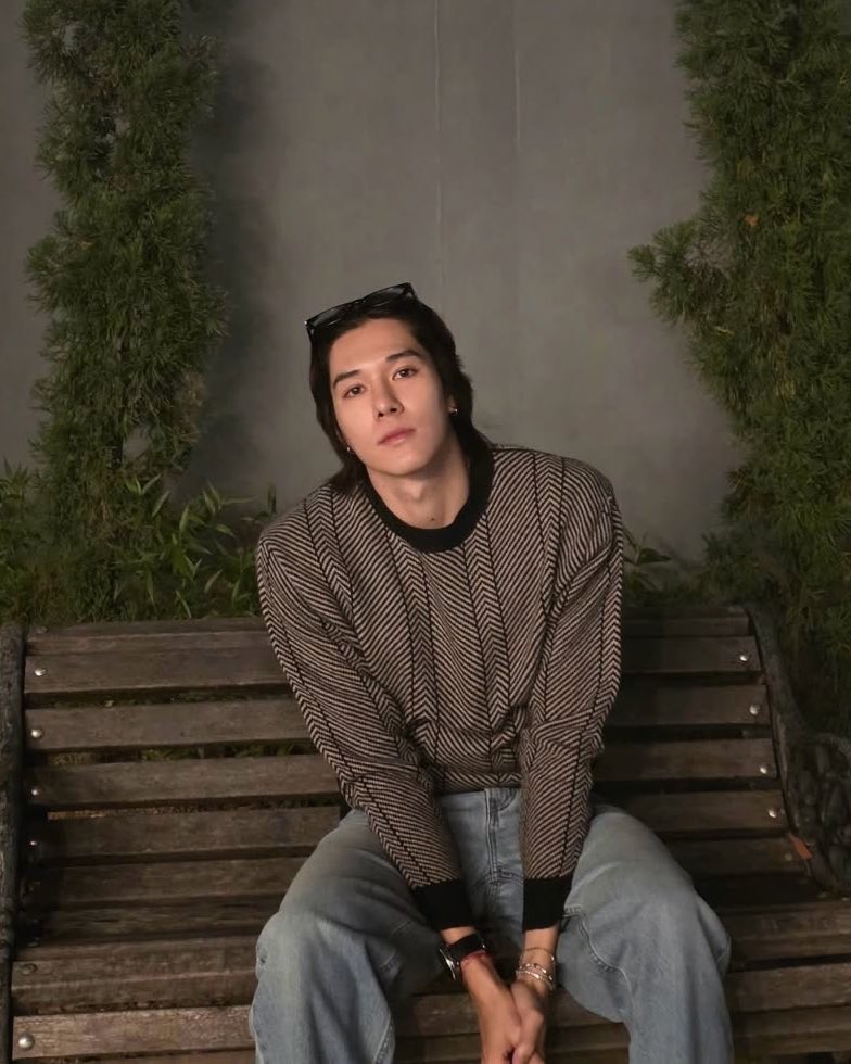 12augurl's tweet image. สองรูปนี้ห่างกัน4ปีอะ หนุ่มเหนือผมยาวคาดแว่นที่เรารัก แน่จริงแกก็กลับมามัดผมอีกดิ🥴

#hirunkit_