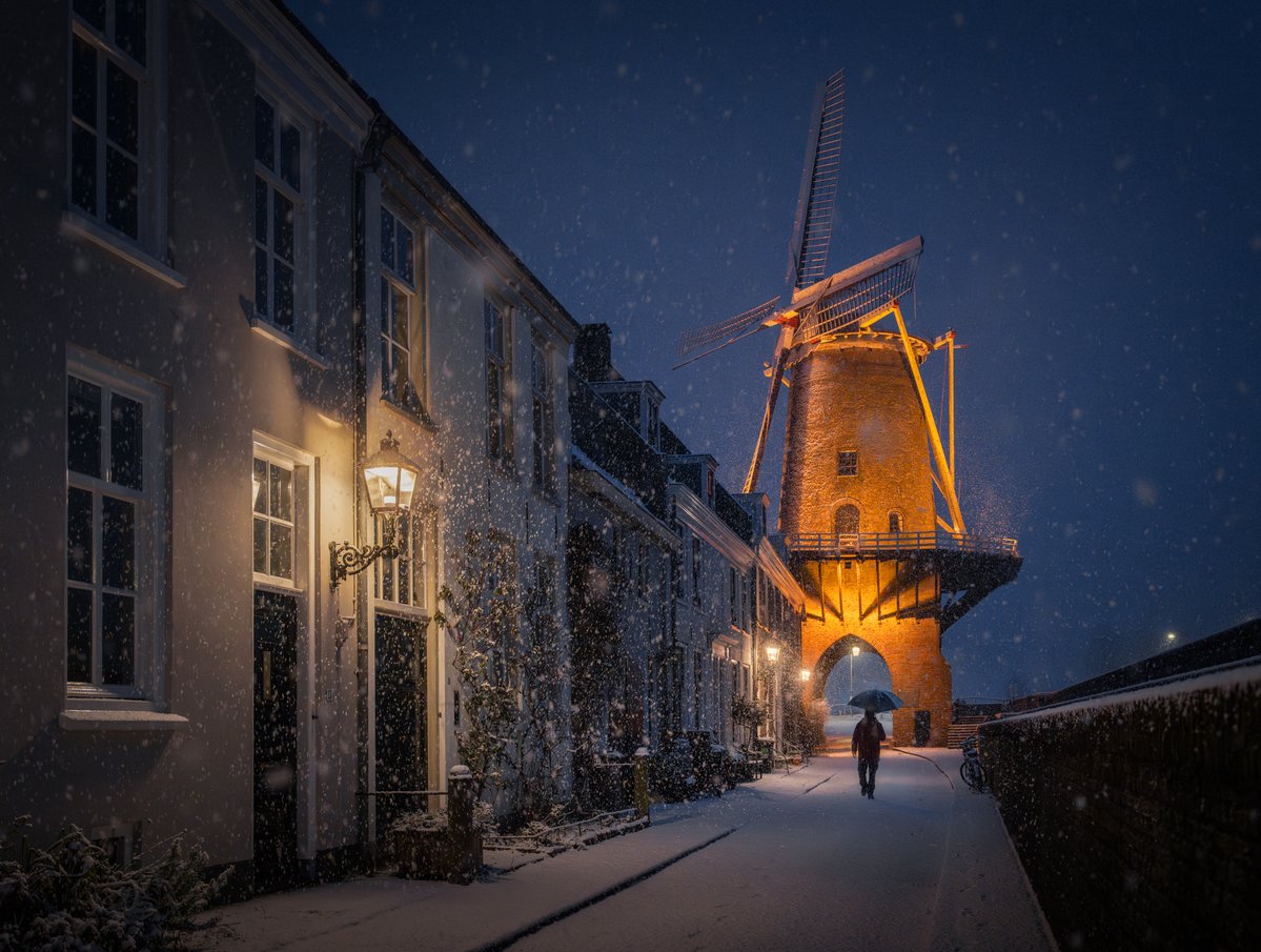 albertdrosphoto's tweet image. This week we are experiencing lots of snow in the Netherlands. This was earlier this week in Wijk bij Duurstede during some heavy snowfall. Walking the streets like this was just magical.