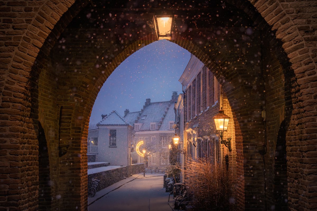albertdrosphoto's tweet image. This week we are experiencing lots of snow in the Netherlands. This was earlier this week in Wijk bij Duurstede during some heavy snowfall. Walking the streets like this was just magical.