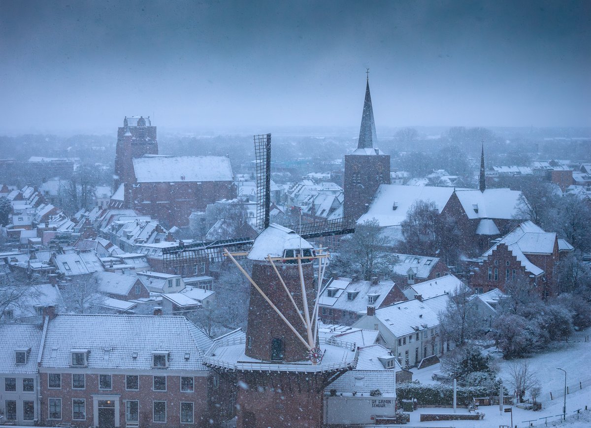 albertdrosphoto's tweet image. This week we are experiencing lots of snow in the Netherlands. This was earlier this week in Wijk bij Duurstede during some heavy snowfall. Walking the streets like this was just magical.