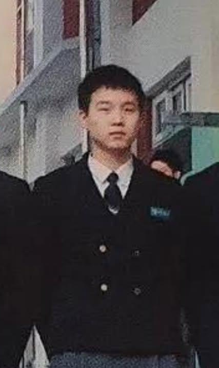 #Yoongi was called a monk when he was in high school! 🍊

My uncle is from Daegu. He's Suga's high school junior. My uncle said that when he was in high school, he was often called "monk" because of his fair skin and the fact that he wore gray clothes. +
#슈가 #윤기 #방탄소년단