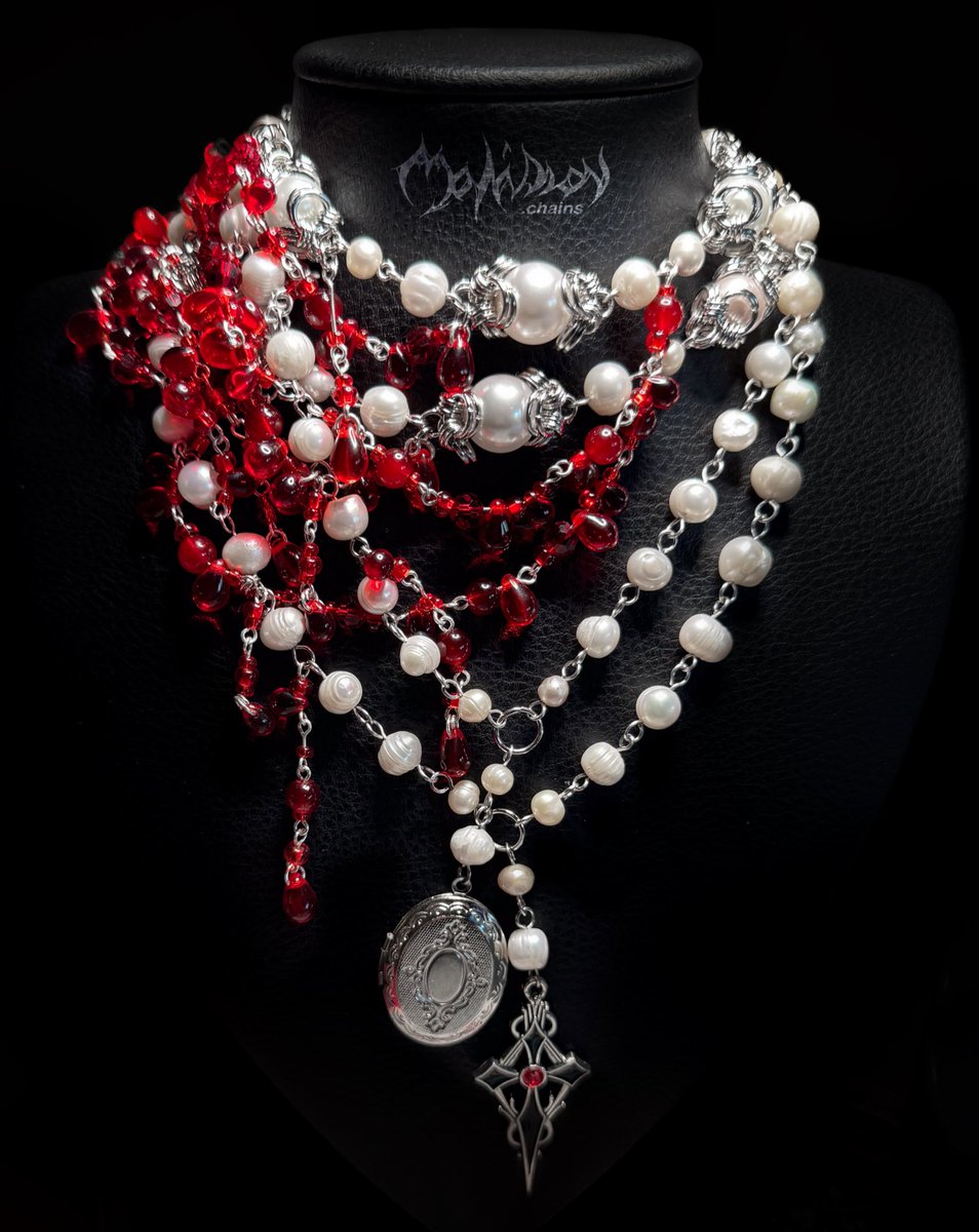 malissonchains's tweet image. Necklaces to drink blood and be mysterious ꒷꒦ (commissioned)