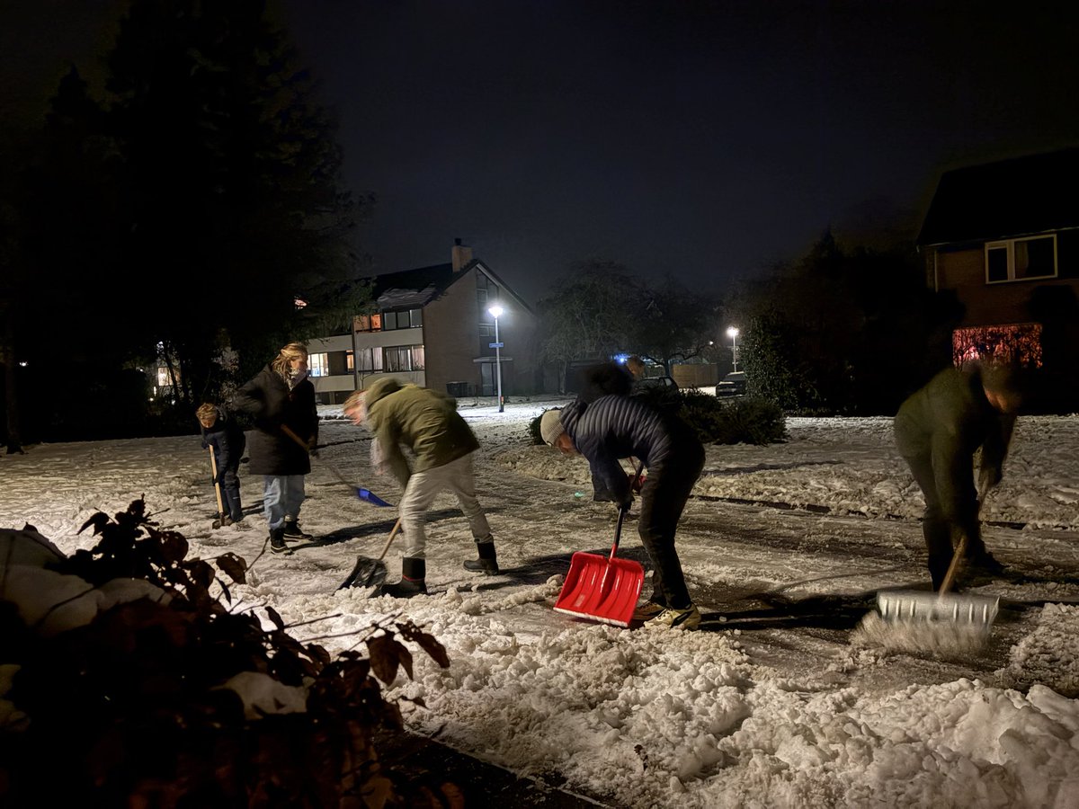 JS2485U's tweet image. Noaberschap = gezamenlijk de bocht sneeuwvrij maken op donderdagavond @Tynaarlo @InEeldePat @Paterswolde #noaberschap #sneeuw