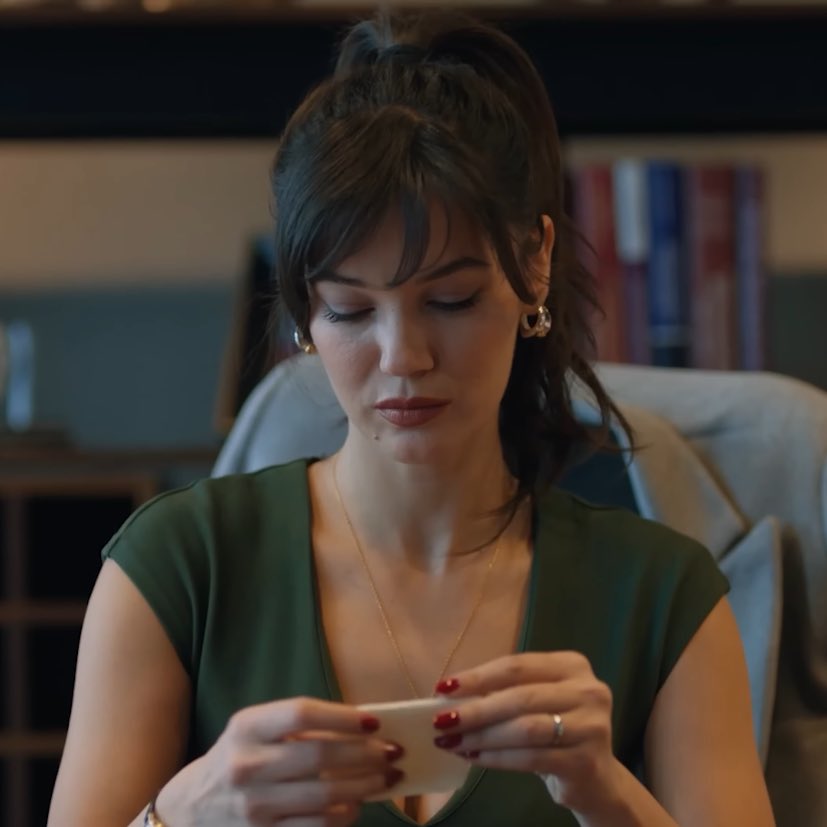 ellendc6's tweet image. guardando rispettosamente #segretidifamiglia