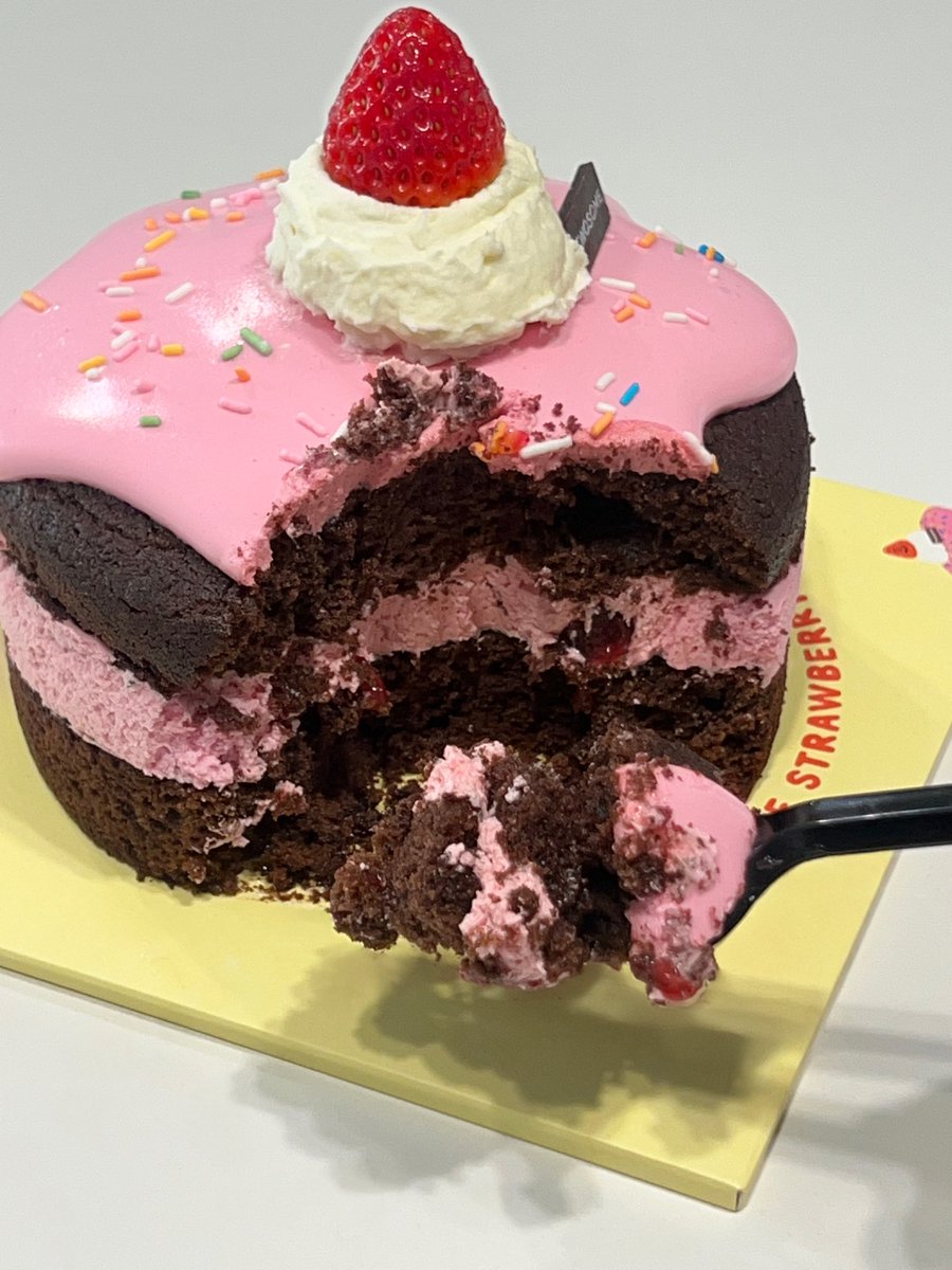 [자랑 1] 초귀욤 비주얼 천재 미니 케이크! 
여기 있습니다!

※1/9 출시  

- 마쉬멜로우 초코 케이크 🍭 
사진 찍고 싶어지는 미친 (positive) 비쥬얼✨

촉촉한 초코 시트에 딸기잼과 딸기 크림, 마쉬멜로우까지 한 번에 푹!
떠먹으면 식감도 맛도 완전 기절이야〰️