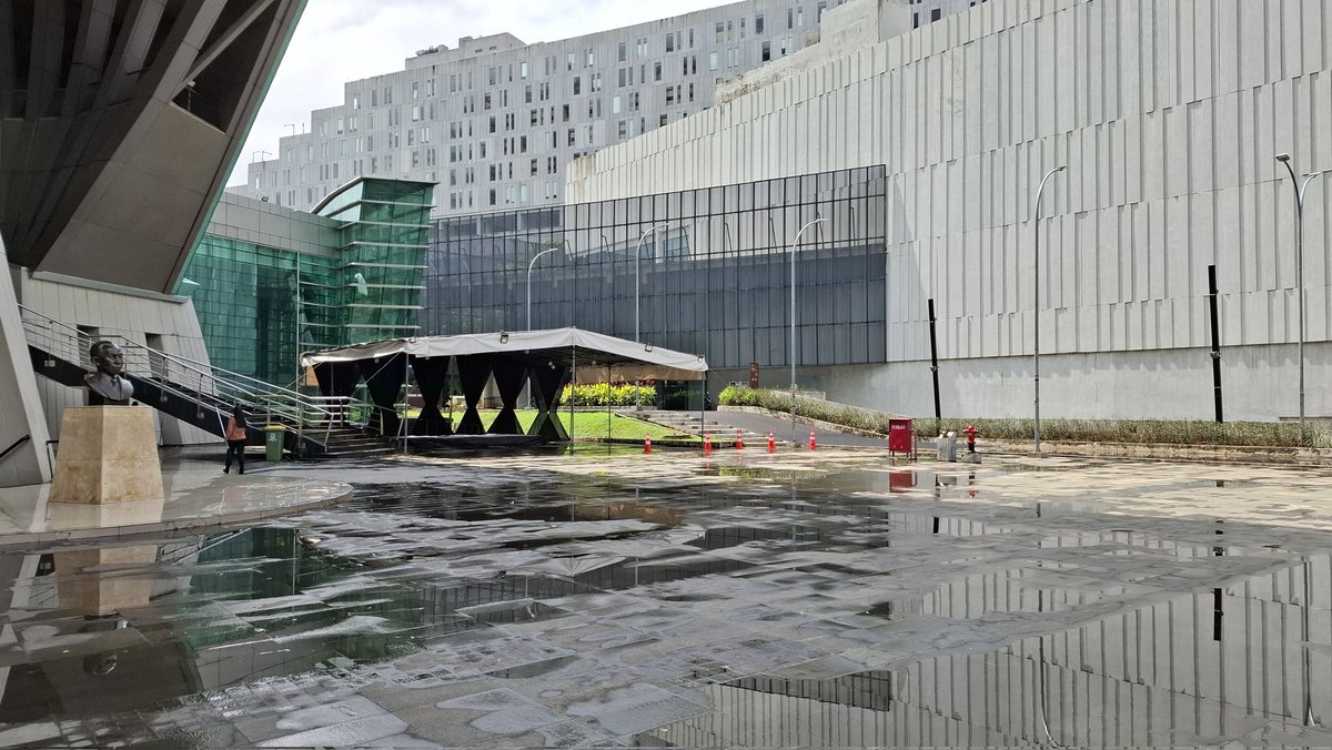 Situasi Plaza Teater Besar Taman Ismail Marzuki, Cikini, siang ini. Setelah tadi hujan sempat turun, langit saat ini tampak cerah.

Sampai jumla di #KCJan malam nanti.