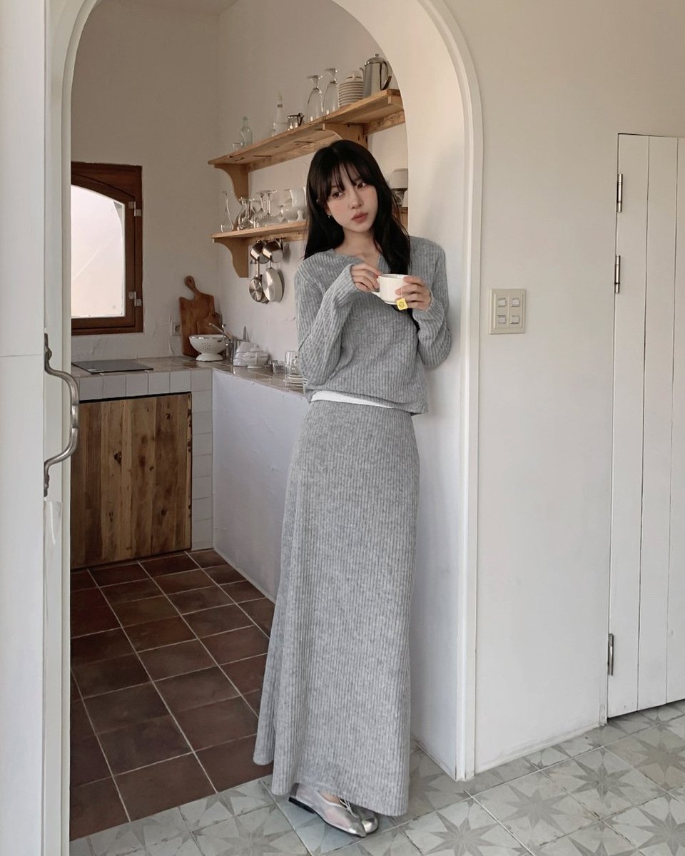 HotpingJ's tweet image. 暖かさとシルエットを兼ね備えた
セットアイテムが登場👌

📌リブ起毛長袖Tシャツ+ウエストゴムロングスカートSET
👉x.gd/cFq3K

オープンフロントネックで顔周りがスッキリ見え、
程よいタイトなフィット感で
ボディラインもきれいに🖤

楽なのにオシャレ見えする、
万能アイテムです💖