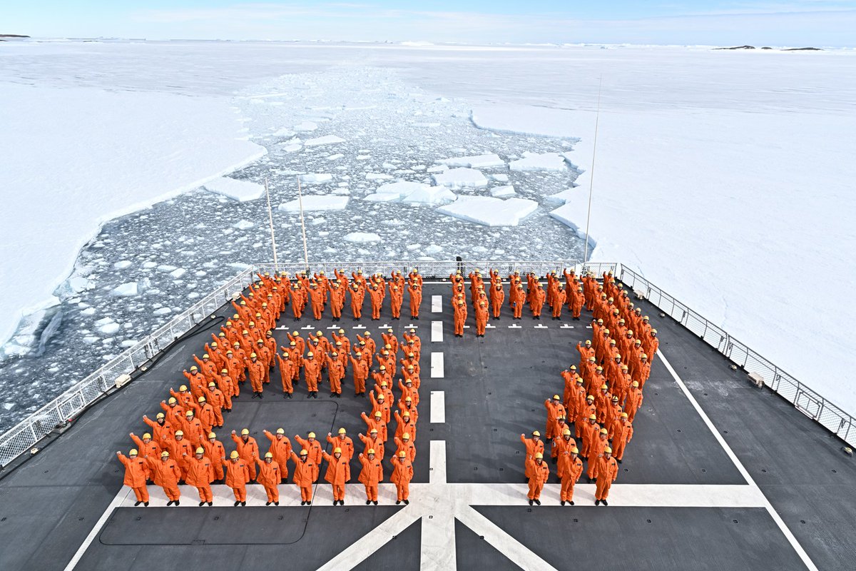 JMSDF_PAO's tweet image. ⛄#砕氷艦しらせ の知らせ🐧

1月1日　アデリーペンギンから新年のご挨拶🐧、おせち準備🎍
1月2日　67次隊、2026年決意の一枚
1月3日　パイプライン輸送完遂💪

HP‣mod.go.jp/msdf/operation…
YouTube‣youtube.com/watch?v=r4sYOy…