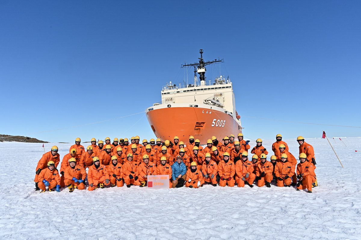 JMSDF_PAO's tweet image. ⛄#砕氷艦しらせ の知らせ🐧

1月1日　アデリーペンギンから新年のご挨拶🐧、おせち準備🎍
1月2日　67次隊、2026年決意の一枚
1月3日　パイプライン輸送完遂💪

HP‣mod.go.jp/msdf/operation…
YouTube‣youtube.com/watch?v=r4sYOy…