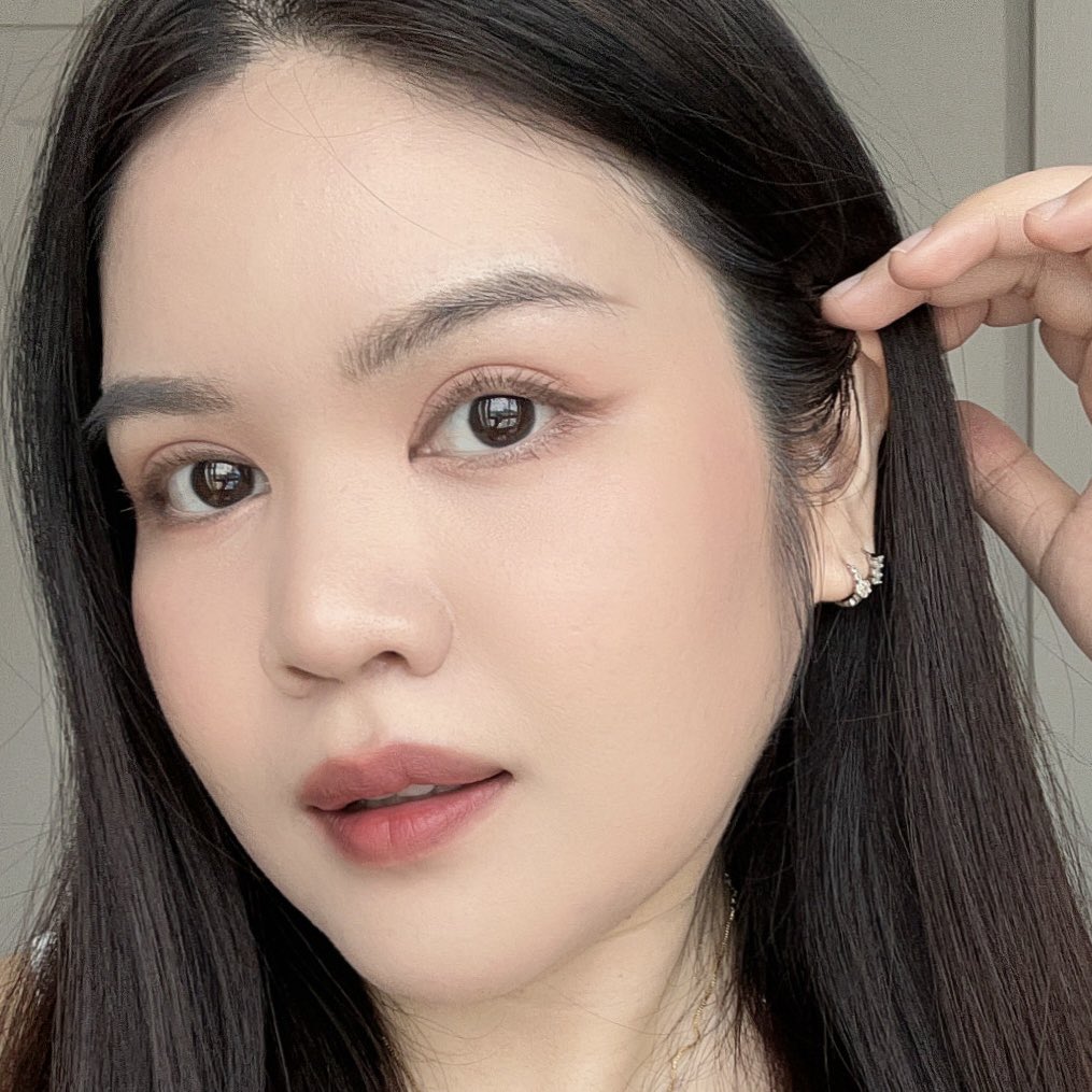 งานคิ้วคือไว้ใจ KATE มาตลอดเลยนะ ใช้ตั้งแต่แบบฝุ่นสมัยเริ่มหัดแต่งหน้าอ่ะ ล่าสุดเขาออกเป็นดินสอเขียนคิ้วแต่ได้ฟินิชฝุ่นมาแล้ว คือดีมากก เขียนง่าย หัวดินสอเค้าทรงวงรี ทำให้วาดเส้นได้สวย ฟินิชออกมาดูนุ่มละมุน เป็นธรรมชาติ ไม่แข็งไม่คมจนเกินไป เป็นสูตรกันน้ำ ทนต่อเหงื่อด้วย