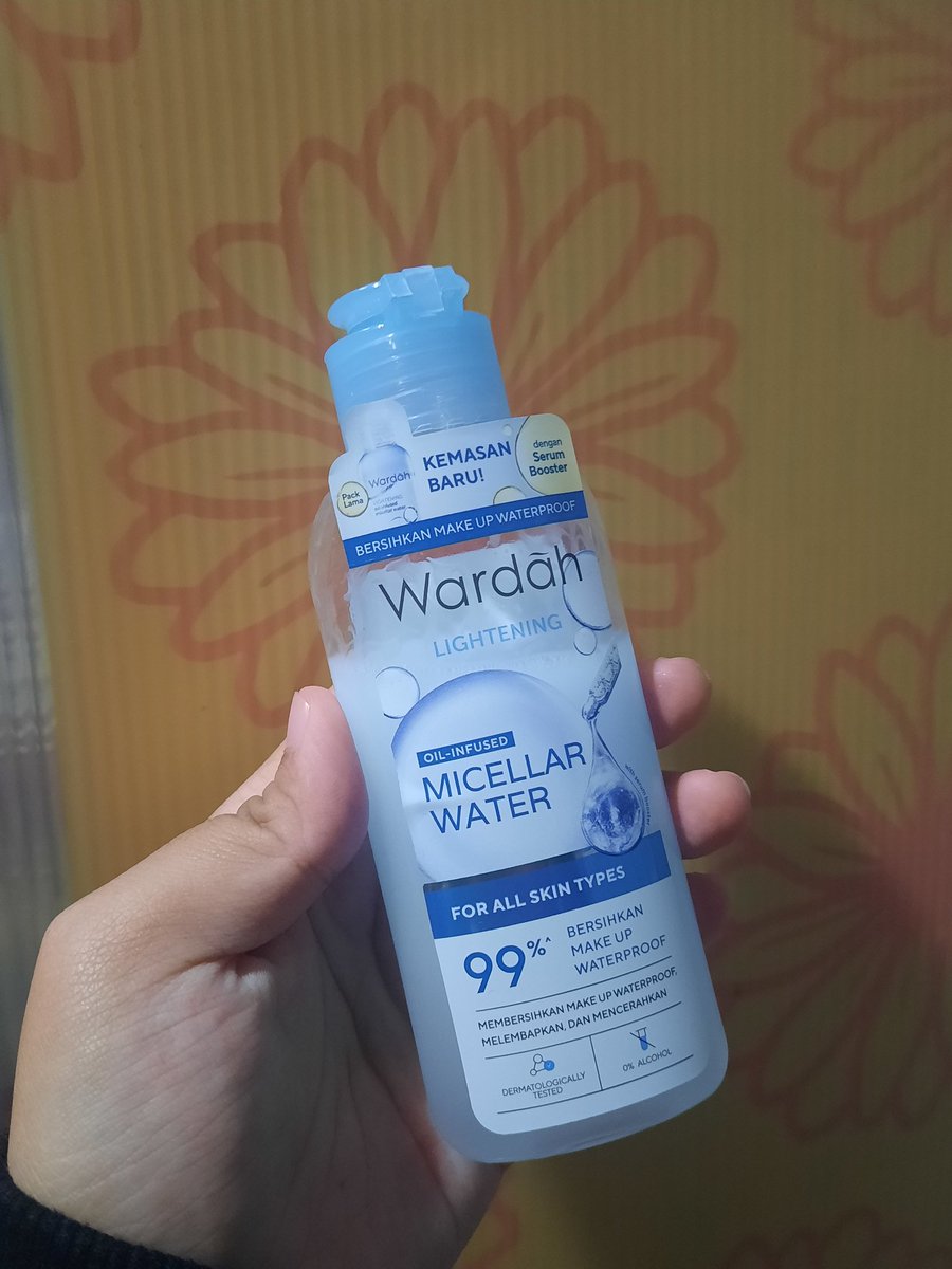 frueday's tweet photo. @tanyarlfes pake micellar water wardah yg ini, enak bgt buat bersihin make up effortless https://t.co/kgOjk8EQMJ https://t.co/K82x48WEcd