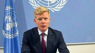 غاب عن احداث حضرموت وجاء الان لعرقلة جهود الدولة في إنها التمرد ،
 المبعوث الأممي 
 دائما ياتي  فقط حين تبداء الشرعية بالتحرك لفرض وجودها يضهر لتعطيل اي نصر للشرعية وانقاذ المتمردين  ، كما فعل في الحديدة واوقف تحريرها فهل عاد المجرم الاممي  للعبث والضغط على الشرعية لابقاء الفوضى