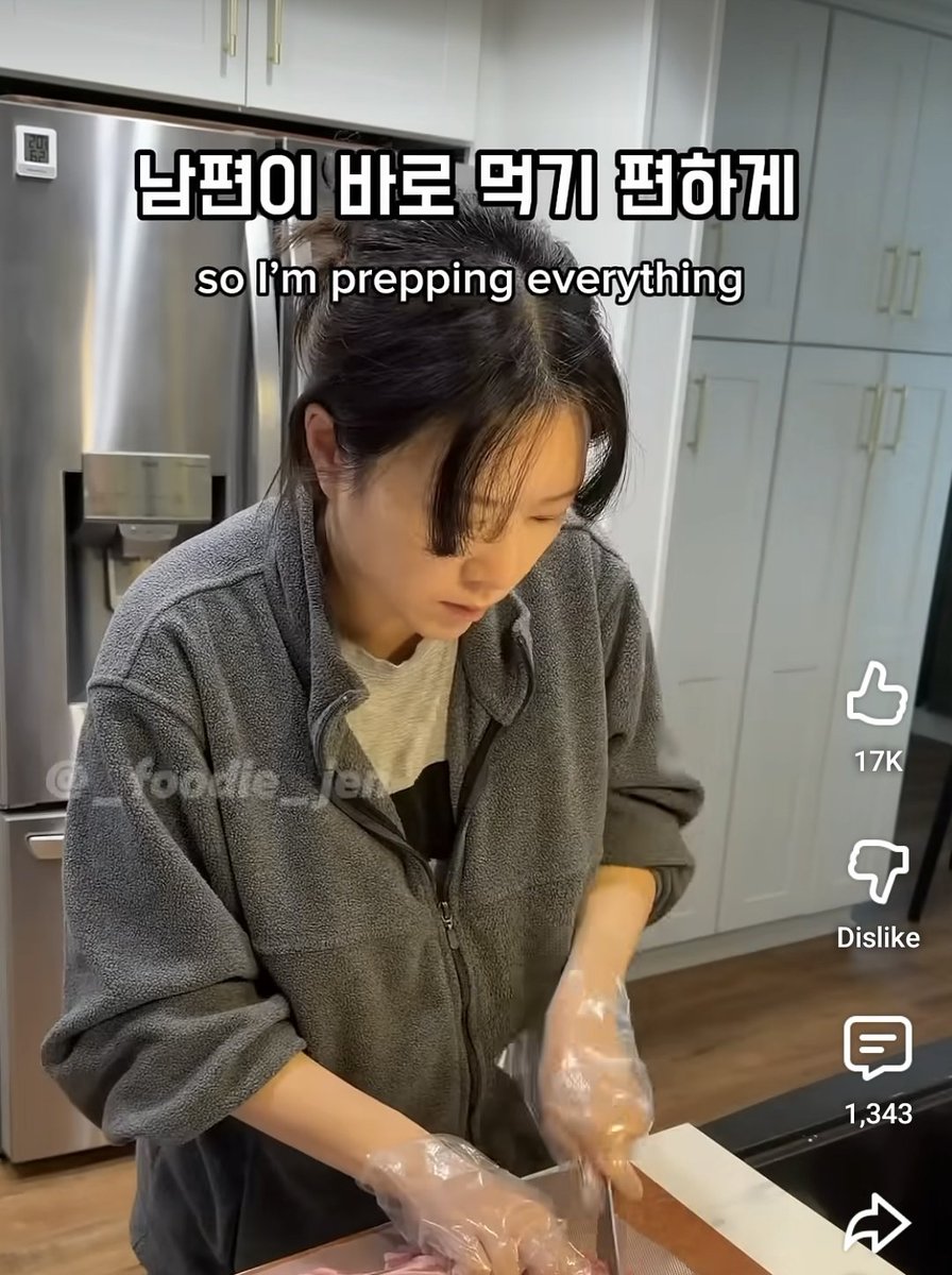 blancadoy's tweet image. 자주 보는 유튜버 분이었는데 만삭에 아이 낳으러 가기 전에 남편 먹을 식사 프렙해놓는다고 해서 댓글창 뒤집어짐...