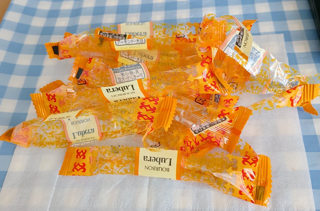 ルーベラ買っていっきにぜんぶ食べちゃった。そんな金曜日の午後✽