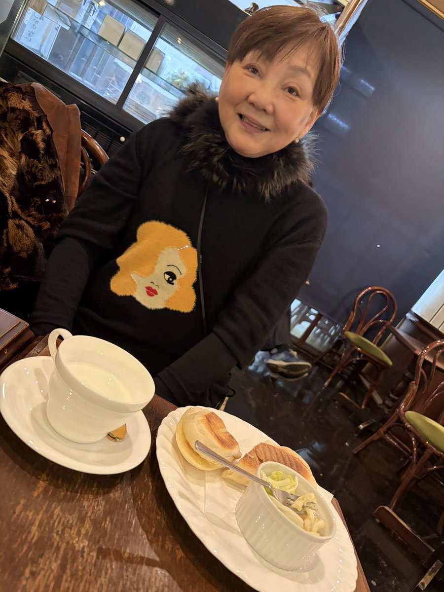 ハッハが職場のみんなに差し入れを持って来てくれたので、抜け出してランチしました

このワンピース、何年か前にわたしが着てたやつをあげたんだけど、わたしよりも似合うー！笑