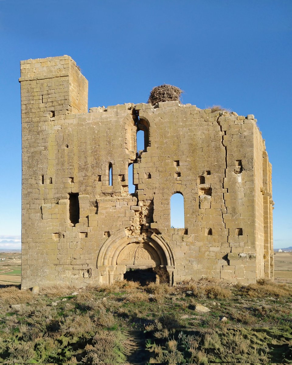 Ya sabéis que me gusta mirar el románico en positivo y con el mayor optimismo posible, pero reconozco que con el desolado enclave medieval cincovillés de El Bayo (Zaragoza), me cuesta mucho... #FelizViernes