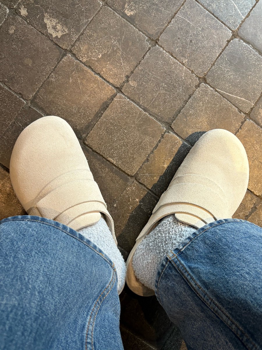daebubble's tweet image. 260109 💌🦖

*He sent a photo of his feet

Foot heart 💛
I love the combination of fur shoes and fur socks
My feet don't get cold at all 😎 

*He sent a selfie

Good luck on Friday✌️
See you again 😎🔜