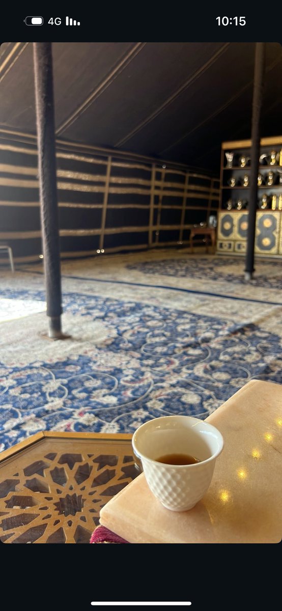 _7hwi's tweet photo. دورولي ديرة نازحه وآرض رفاع
ضايق صدري من اجواء المدن وزعاجها

يوم ولا اسبوع ولا شهر ولا انقطاع
لين تلقى النفس بعد الغياب اعلاجها

ودي اني ماسمع الناس قدر المستطاع
ويفصل الهاتف عن الذبذبه وآبراجها

يكفي الخاطر عن المجتمع والاجتماع
حس ملحآ يستفز السكوت اخلاجها )؛

-محسن بن مترك https://t.co/WpHyEJ4ooC