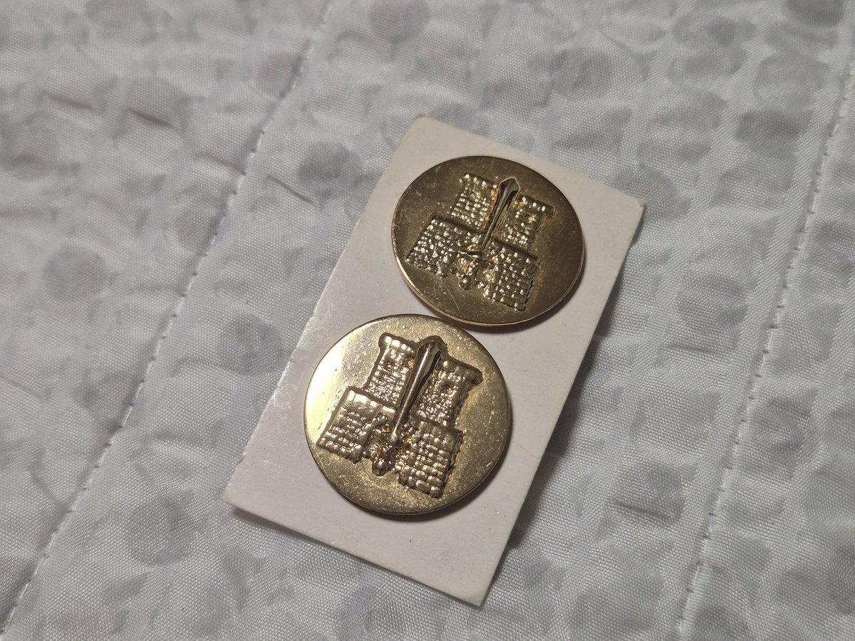 지인분께 구입한 사병용 공병 병과장

00년대까지 사용되었는데 정확히 언제 폐지되었는지는 확실치 않네요

80년대 사병 정복이나 근무복 세팅 시 사용하려고 구입하였습니다만 어느 옷에 사용할지는 모르겠네요