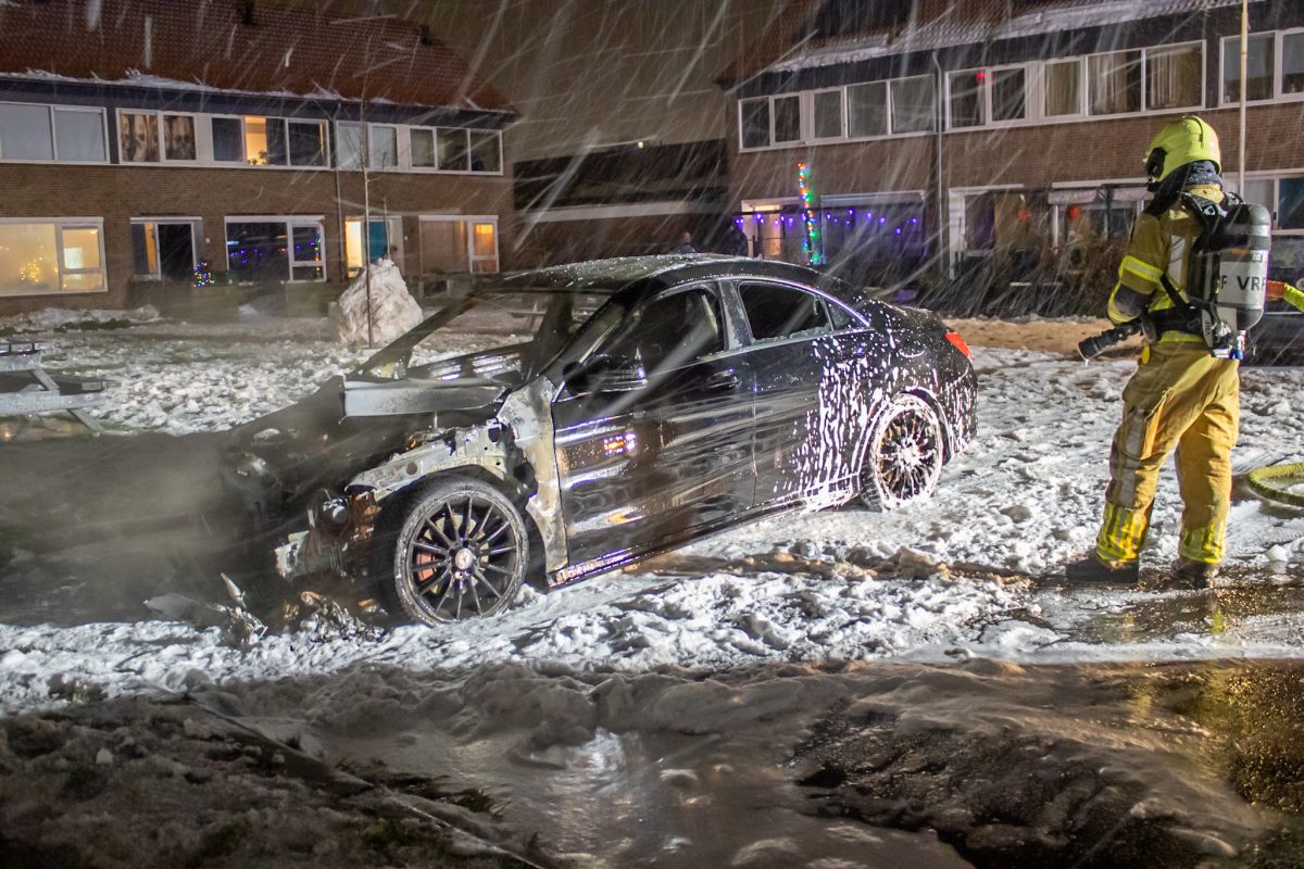 Brandstichting in Sneek: Mercedes in vlammen op