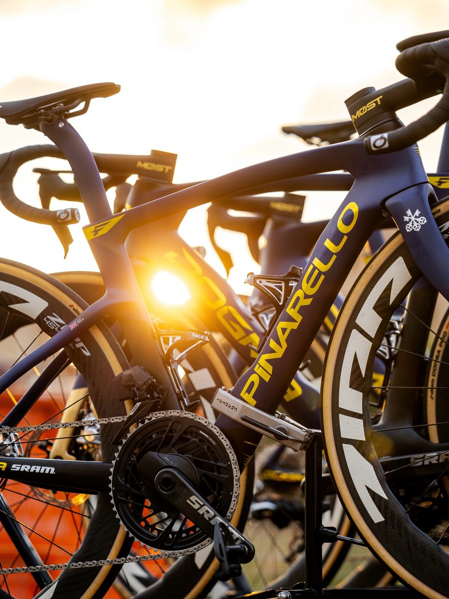 ManyS_cycle's tweet image. Q36.5 Pro Cycling Team
2026年チームバイク、完成度が別次元。
削ぎ落とされた美しさと、勝つための機能美。
見るほどに惚れる、走りを想像して震える一台。

*** #PINARELLO × #SRAM × #ZIPP ***

これはもう「カッコいい」じゃ足りない。
 速さがそのままデザインになったバイク。
