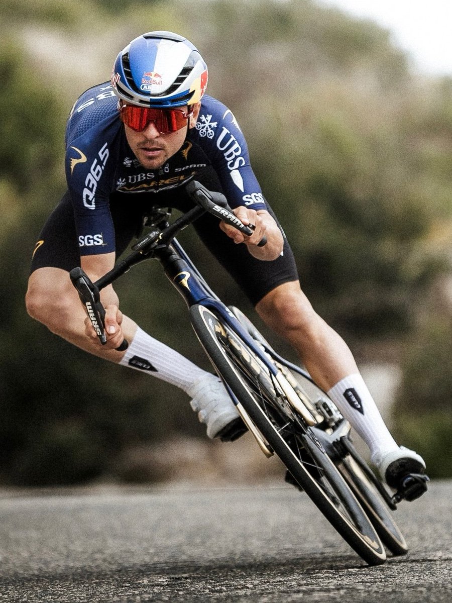 ManyS_cycle's tweet image. Q36.5 Pro Cycling Team
2026年チームバイク、完成度が別次元。
削ぎ落とされた美しさと、勝つための機能美。
見るほどに惚れる、走りを想像して震える一台。

*** #PINARELLO × #SRAM × #ZIPP ***

これはもう「カッコいい」じゃ足りない。
 速さがそのままデザインになったバイク。