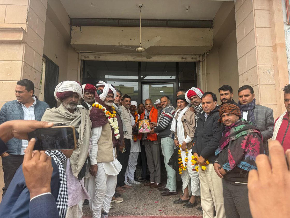 Ramchandrabjp01's tweet photo. 📍 ग्राम सैतीवास मे बनास नदी मे रपटे की खुशी मे सभी ग्रामवासियों ने आज माननीय केबिनेट मंत्री @OnlineKanhaiya निज आवास पर पहुंच कर   मंत्री जी को माला पहनाकर और मिठाई खिलाकर धन्यवाद ज्ञापित किया।
@BhajanlalBjp @BJP4Rajasthan @RajCMO @madanrrathore @VasundharaBJP https://t.co/OmnmQABGhP