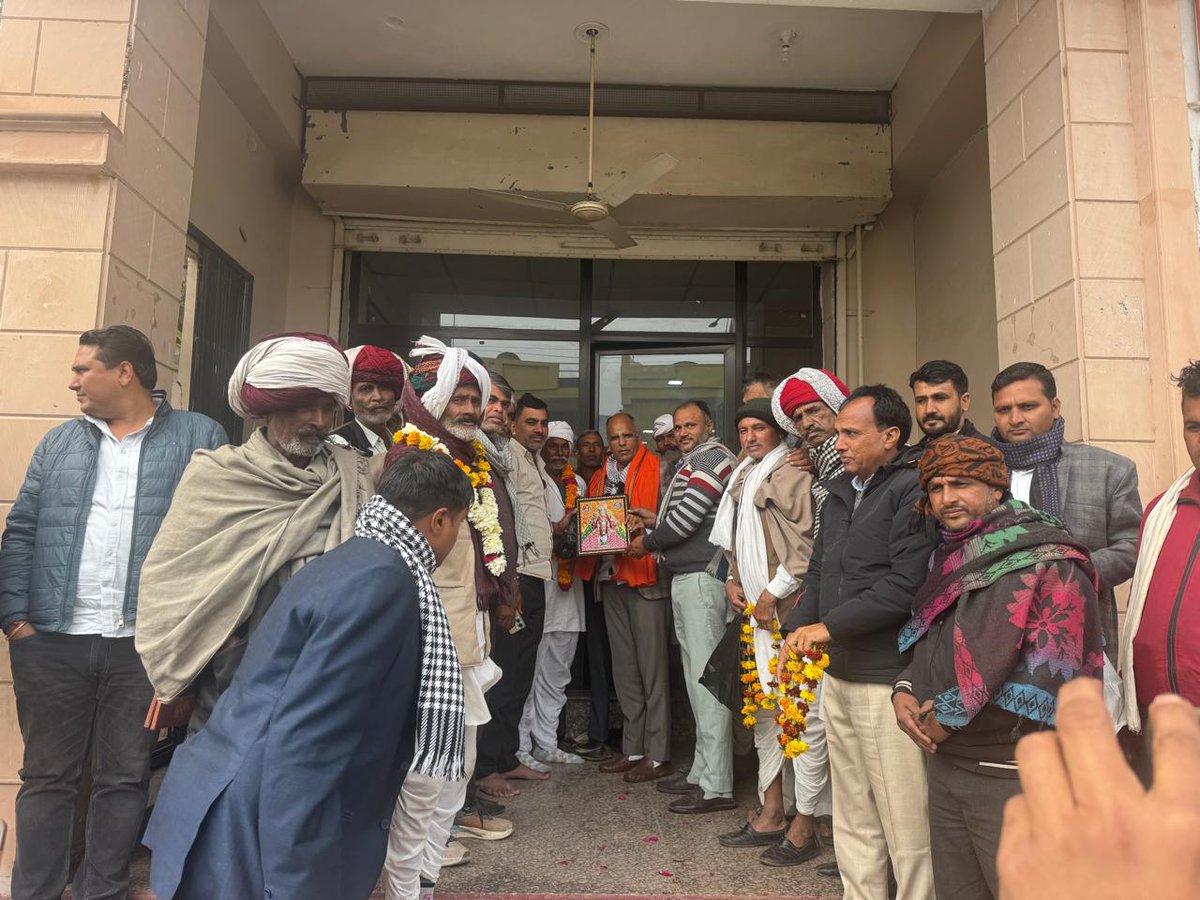 Ramchandrabjp01's tweet photo. 📍 ग्राम सैतीवास मे बनास नदी मे रपटे की खुशी मे सभी ग्रामवासियों ने आज माननीय केबिनेट मंत्री @OnlineKanhaiya निज आवास पर पहुंच कर   मंत्री जी को माला पहनाकर और मिठाई खिलाकर धन्यवाद ज्ञापित किया।
@BhajanlalBjp @BJP4Rajasthan @RajCMO @madanrrathore @VasundharaBJP https://t.co/OmnmQABGhP
