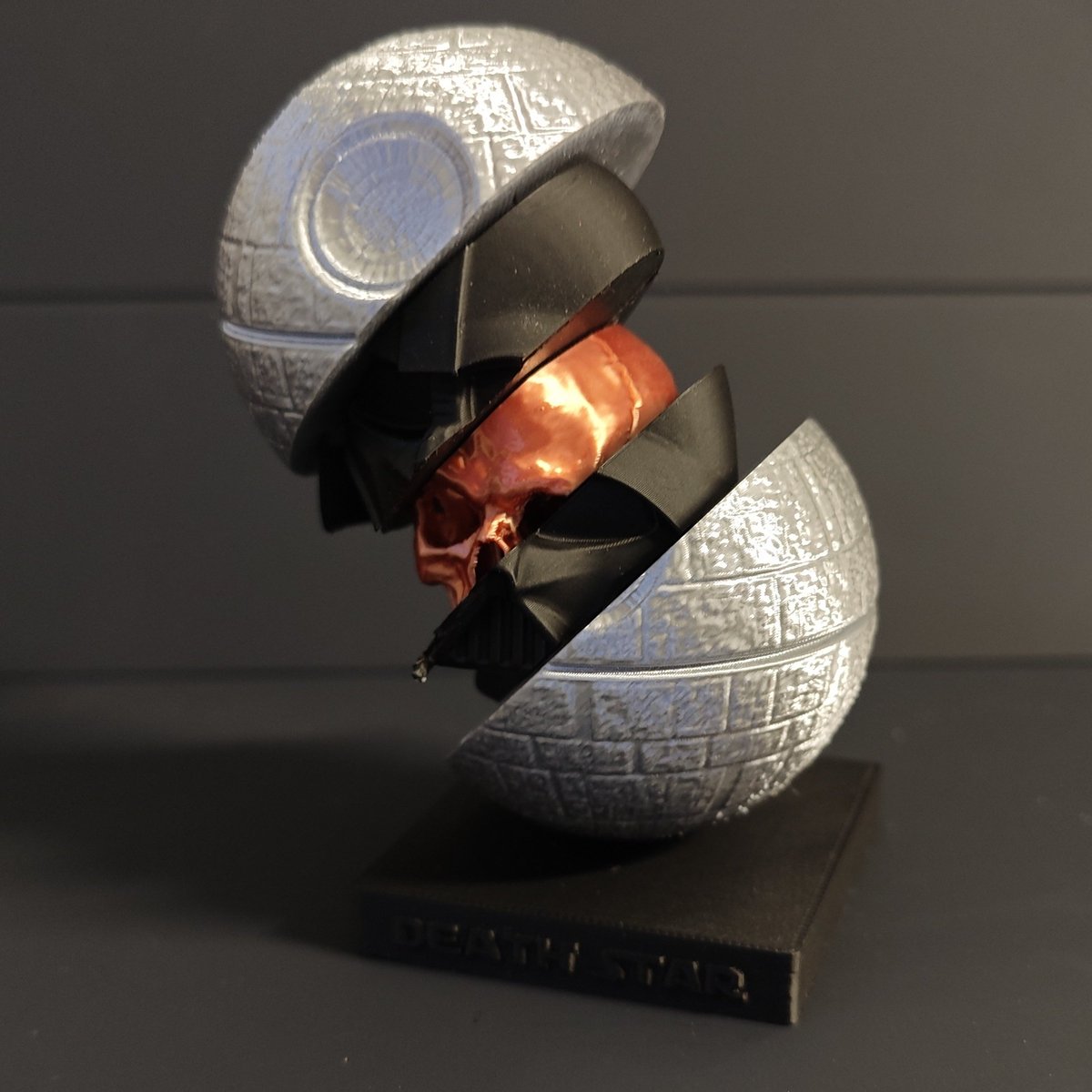 Impression 3D style Star Wars.
Étoile de la mort, Dark Vador et un petit crâne au milieu 🫣

Bref, cette impression 3D est un cadeau pour une collègue de boulot 

Print by <a href="/ApexEvoniia/">Evoniia</a> 

W/<a href="/Creality3dP/">CREALITY Official</a> 
#Creality #Bambulab #3Dprint #3DPrinting