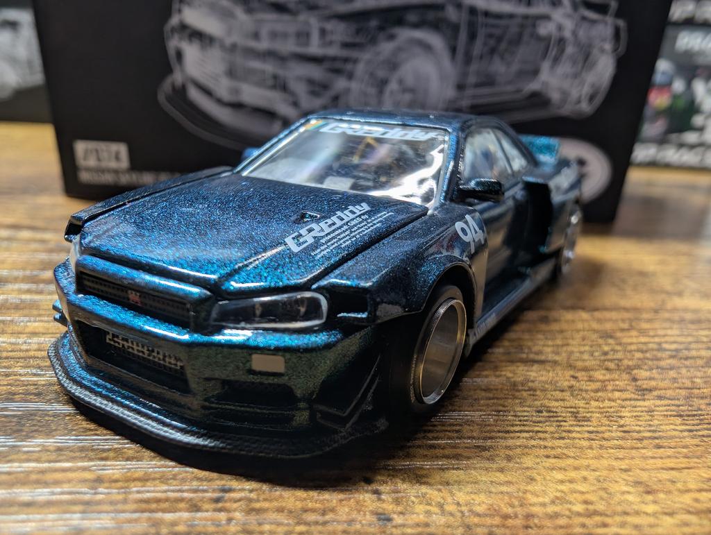 街道ハウス NISSAN GT-RR34 GReddy V1 (チェイス) KAIDO☆HOUSE x MINI GT 1/64 Nissan Skyline GT-R (R34) Kaido Works