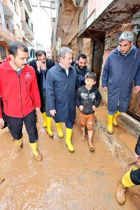 Soldaki “sanatçı” Gülben Ergen. Bu ülkeye çocuklar için 60 adet anaokulu açtı. 61.si de yolda.

Sağdaki “eski memur” Mustafa Destici. Kendisini parti lideri sanıyor. Yanındaki çocuk çıplak ayakla yürürken, kendisi uzun uzun çizmeler giyiyor. Kızını TBMM’de işe