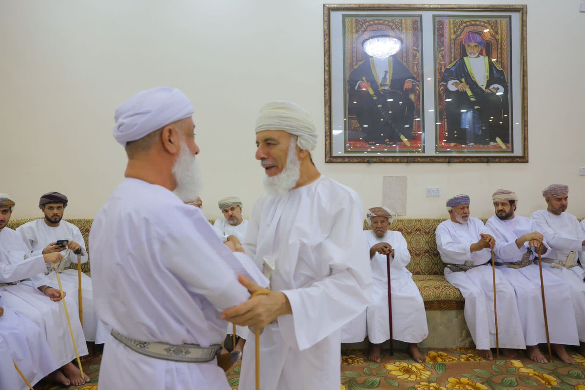 الشيخ محمد بن عبدالله بن زاهر الهنائي مصافحا الشيخ عامر بن سليمان بن سرحان المحرزي القاضي بالمحكمة العليا.