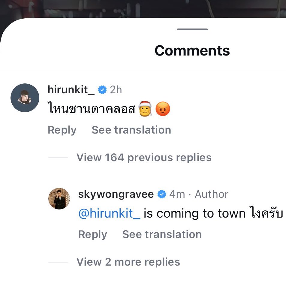 arosesbloom's tweet image. ป้ายอมแล้วสกายนานิ เคมีที่อ.อุ๊ตามหา ครับทุกคำ
🐈‍⬛: ไหนซาตาคลอส
🐶: is coming to town ไงครับ
รอบนี้
🐈‍⬛: มัมมี่อยุ่ไหนอ่ะ
🐶:  อยุ่ในผ้าอ้อมครับ