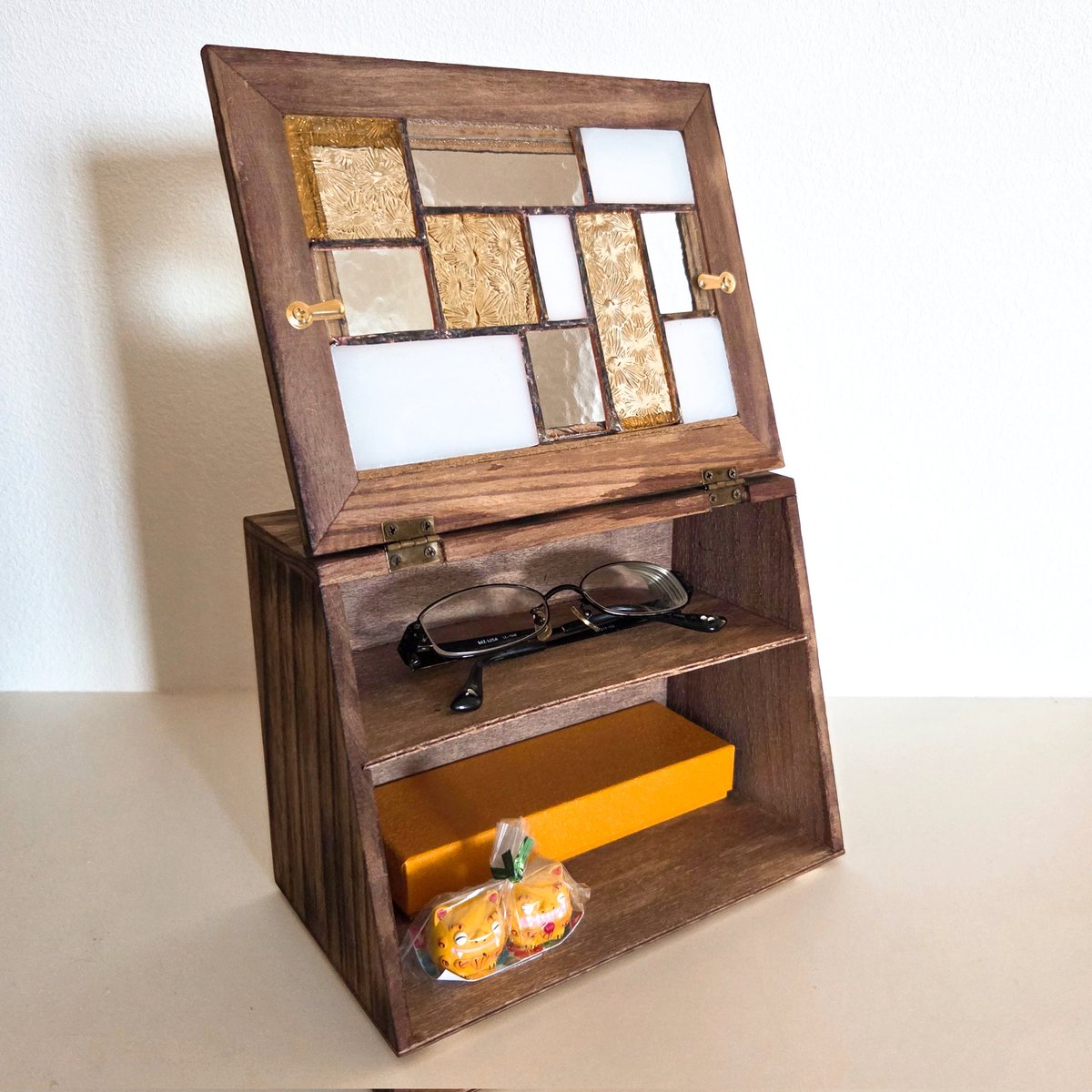 今日も雪かきお疲れさまでした～

昨日発送させていただいた木箱ケースです✨
文房具や、玄関の小物入れにするのにちょうどいいサイズ！
イエローのコレラクラシックは上品で大好きです。

creema.jp/item/20082527/…

minne.com/items/40699814

#ハンドメイド
#ステンドグラス
#北海道
#レトロ