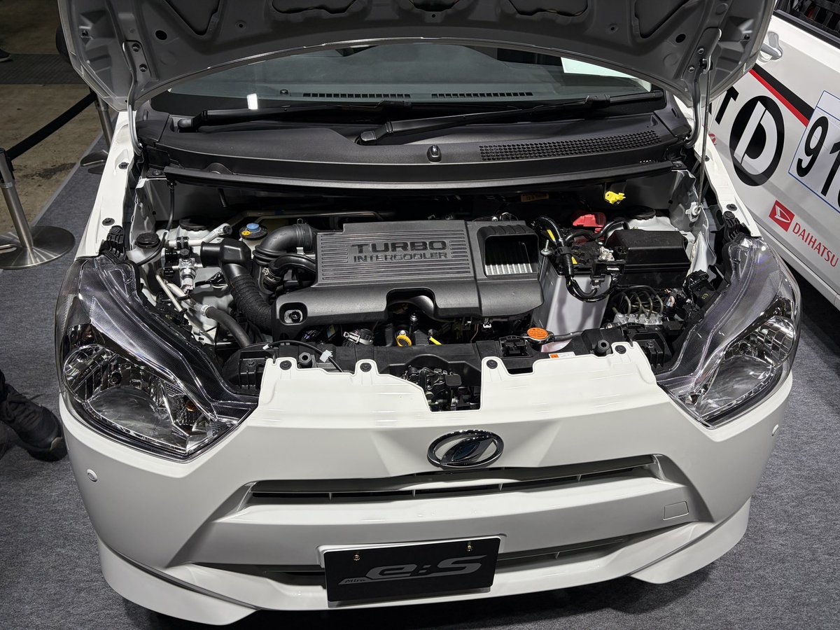 WillForWin2's tweet image. 会場を出た後に出展を知り引き返してまで見に行った車。
ミライースターボ、4躯、MT、ロールゲージ、LSD装備の絶対楽しいだろって１台。
見た感じそのまま市販出来そうな感じで、発売されたら買ってしまうかもしれない😅
#ダイハツ #ミライース