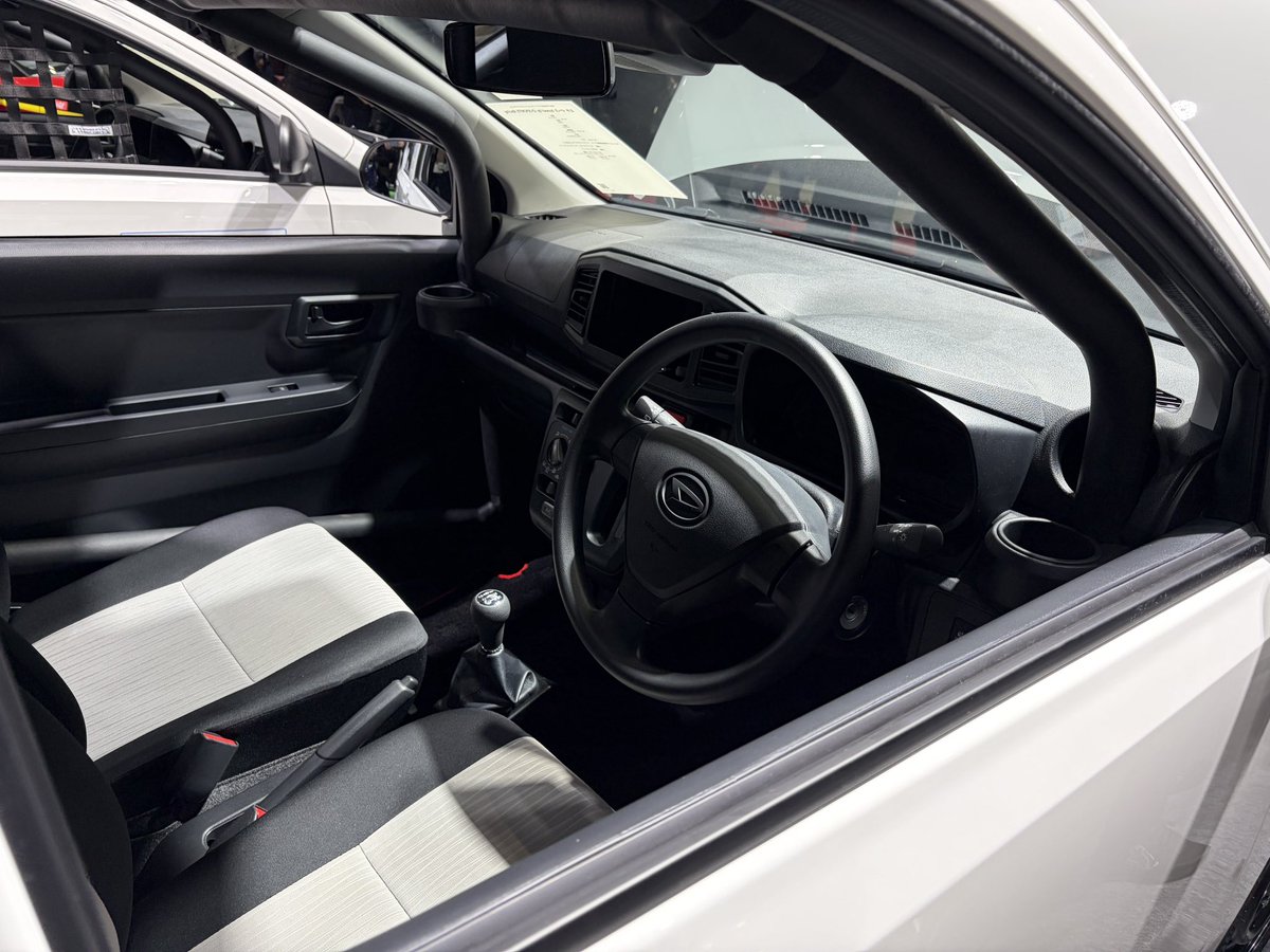WillForWin2's tweet image. 会場を出た後に出展を知り引き返してまで見に行った車。
ミライースターボ、4躯、MT、ロールゲージ、LSD装備の絶対楽しいだろって１台。
見た感じそのまま市販出来そうな感じで、発売されたら買ってしまうかもしれない😅
#ダイハツ #ミライース