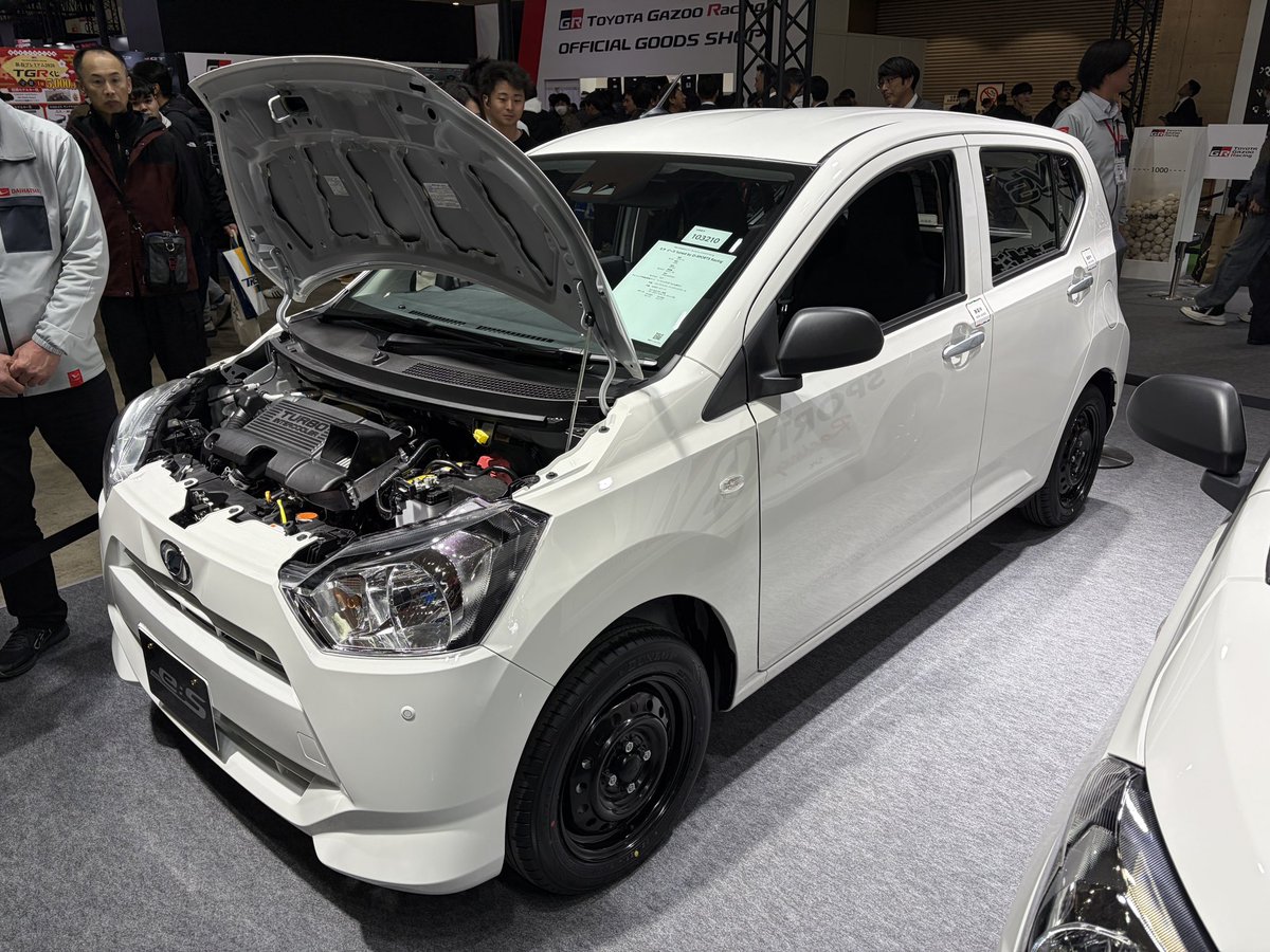 WillForWin2's tweet image. 会場を出た後に出展を知り引き返してまで見に行った車。
ミライースターボ、4躯、MT、ロールゲージ、LSD装備の絶対楽しいだろって１台。
見た感じそのまま市販出来そうな感じで、発売されたら買ってしまうかもしれない😅
#ダイハツ #ミライース