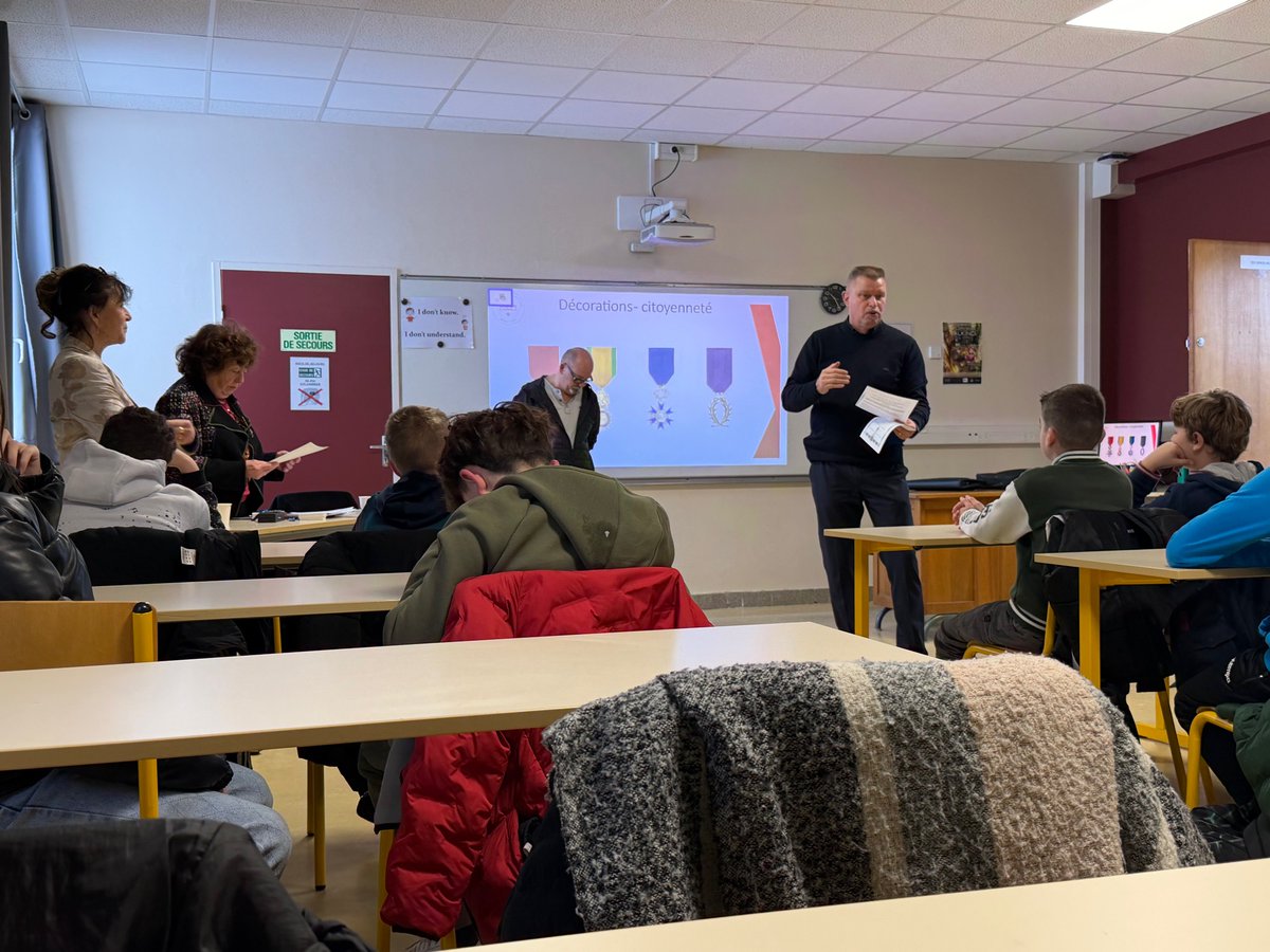 Intervention au collège de l'Association de la Légion d'Honneur pour expliquer aux élèves les parcours d'engagement et les diverses décorations nationales. Un beau moment d'échange !