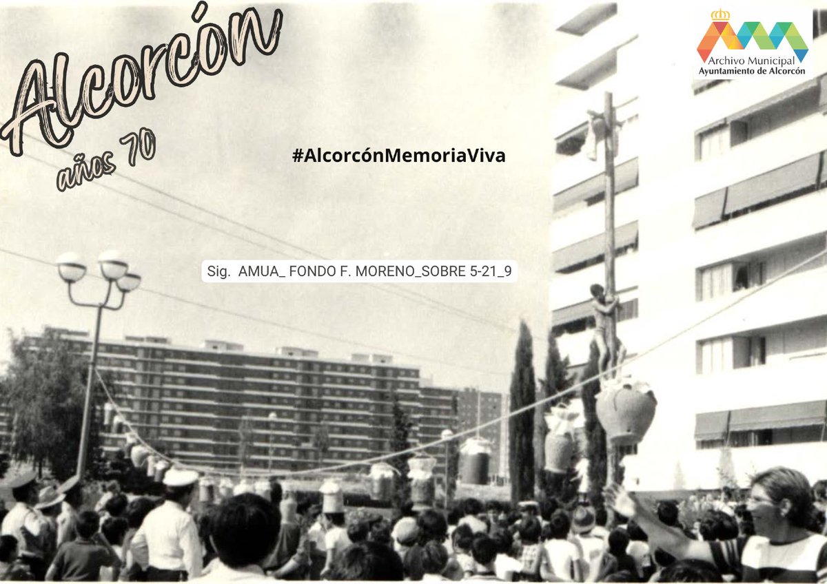 Para celebrar el viernes, os traemos una imagen festiva ubicada en San José de Valderas en los años 70. Procede del fondo F. Moreno, y podemos ver una cucaña, y una fila de botijos de barro usados como piñatas. ¿Alguien estuvo ahí?  #AlcorcónMemoriaViva.