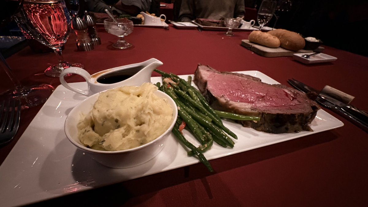 evange_'s tweet image. たくさんのワイン、たくさんのお肉