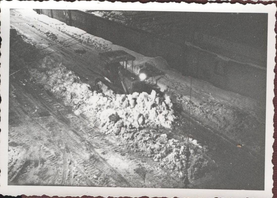 Ein Winter meiner Kindheit (Innsbruck). Der Schnee wurde geräumt (in den 60 und 70er Jahren mit Baumaschinen) - das Leben ging weiter, der Schnee schmolz im Februar und niemand war auch nur ansatzweise in Panik.