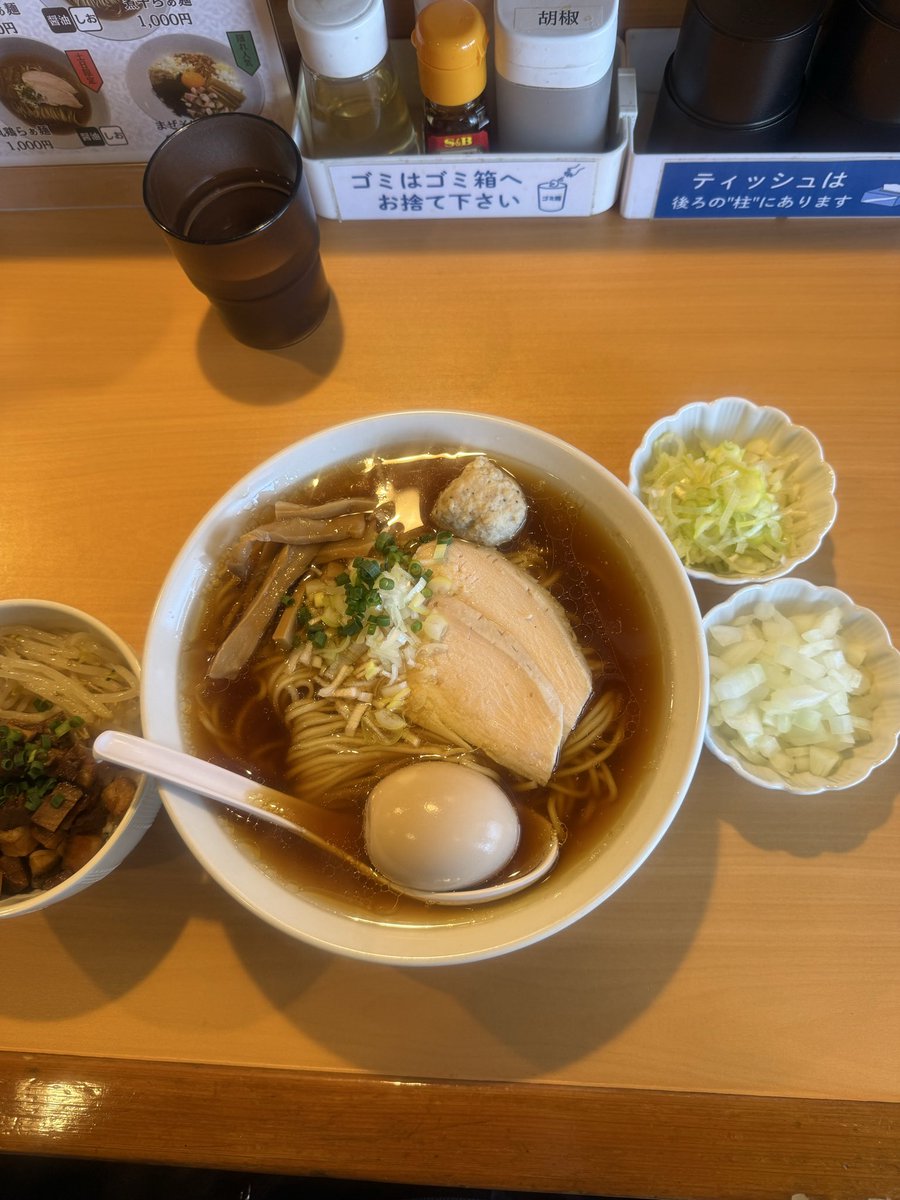 通院帰りのお昼ご飯は
地元・春日部に帰り「麺屋大むら」さんへ。
普段は土日にしか提供されていない
「まる鶏らぁ麺（醤油）」と「チャーシュー丼」を。
土日仕事なので、土日限定の一杯を食べれて幸せ。
スッキリとした美味しい美味しい「らぁ麺」でございました。
ご馳走様でした。
#麺屋大むら