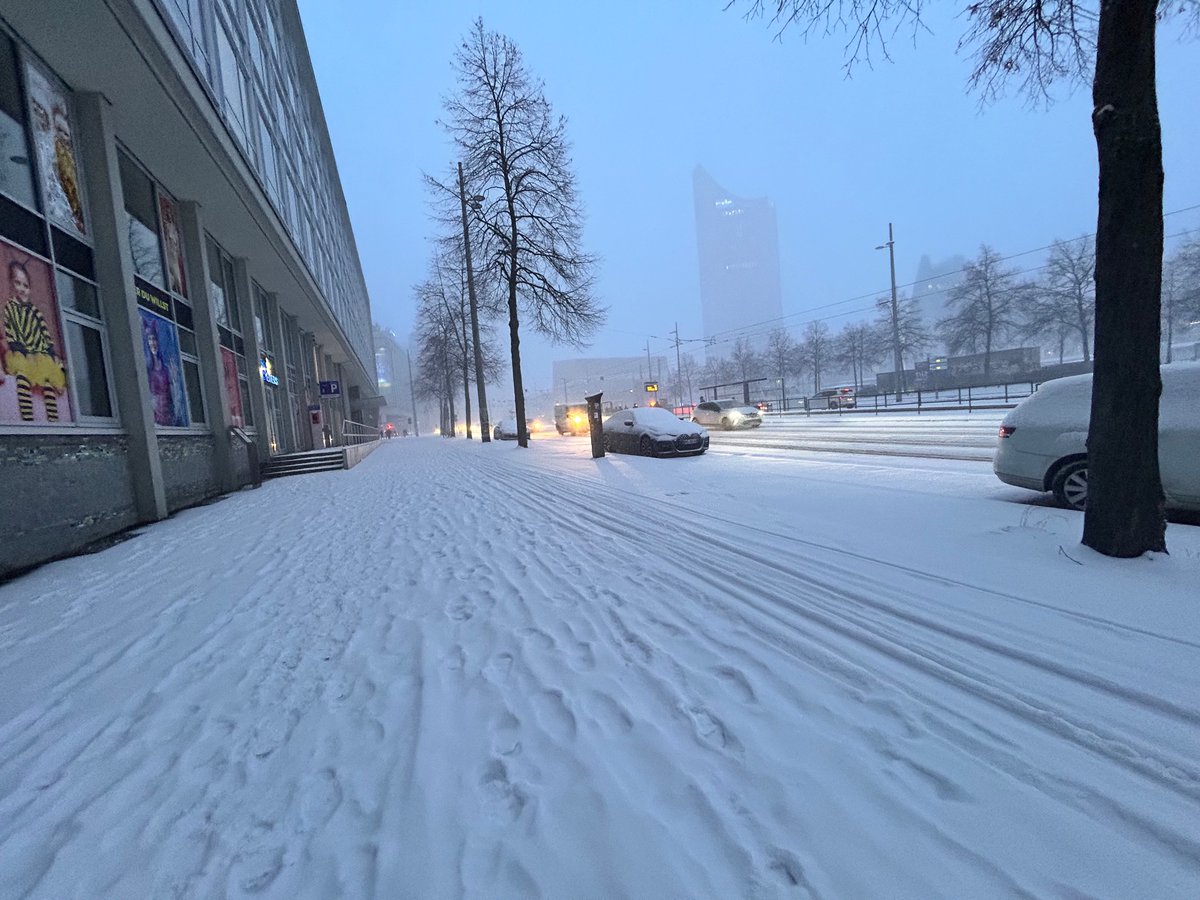 Kia_Shine_'s tweet image. Leipzig liegt unter Schnee 🥹❤️ 

Wie schaut es bei euch aus? 👀❄️