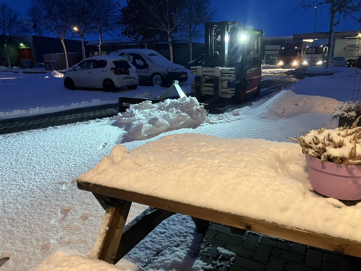 Heftruck van over buurman TGH en de schuif van De Lange Natuursteen houden ambulance post Beilen en Dierenarts praktijk toegankelijk 💪 
#noaberschap  🙏
