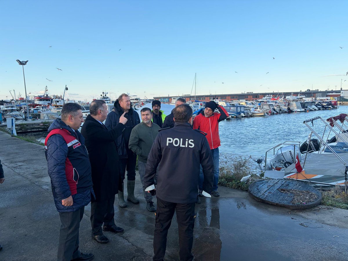 📌 Kaymakamımız Ümit Hüseyin Güney, Tuzla İlçe Emniyet Müdürü Fatih Tilki ile birlikte, olumsuz hava koşullarından etkilenen ilçemizde Balıkçı Barınağı ve marina arkasında incelemelerde bulundu.
Ziyaret sırasında tekneleri hasar gören vatandaşlarımızla görüşen Kaymakamımız,