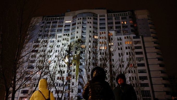 Brutalan noćni ruski napad na Kyiv. Četiri su osobe poginule, a deseci ih je ozlijeđeno. Oštećene su stambene zgrade i civilna infrastruktura. Raketiran je Lviv. 
Ruski teror i brutalnost moraju se suočiti s jedinstvom, snagom i pravdom.
#StandWithUkraine