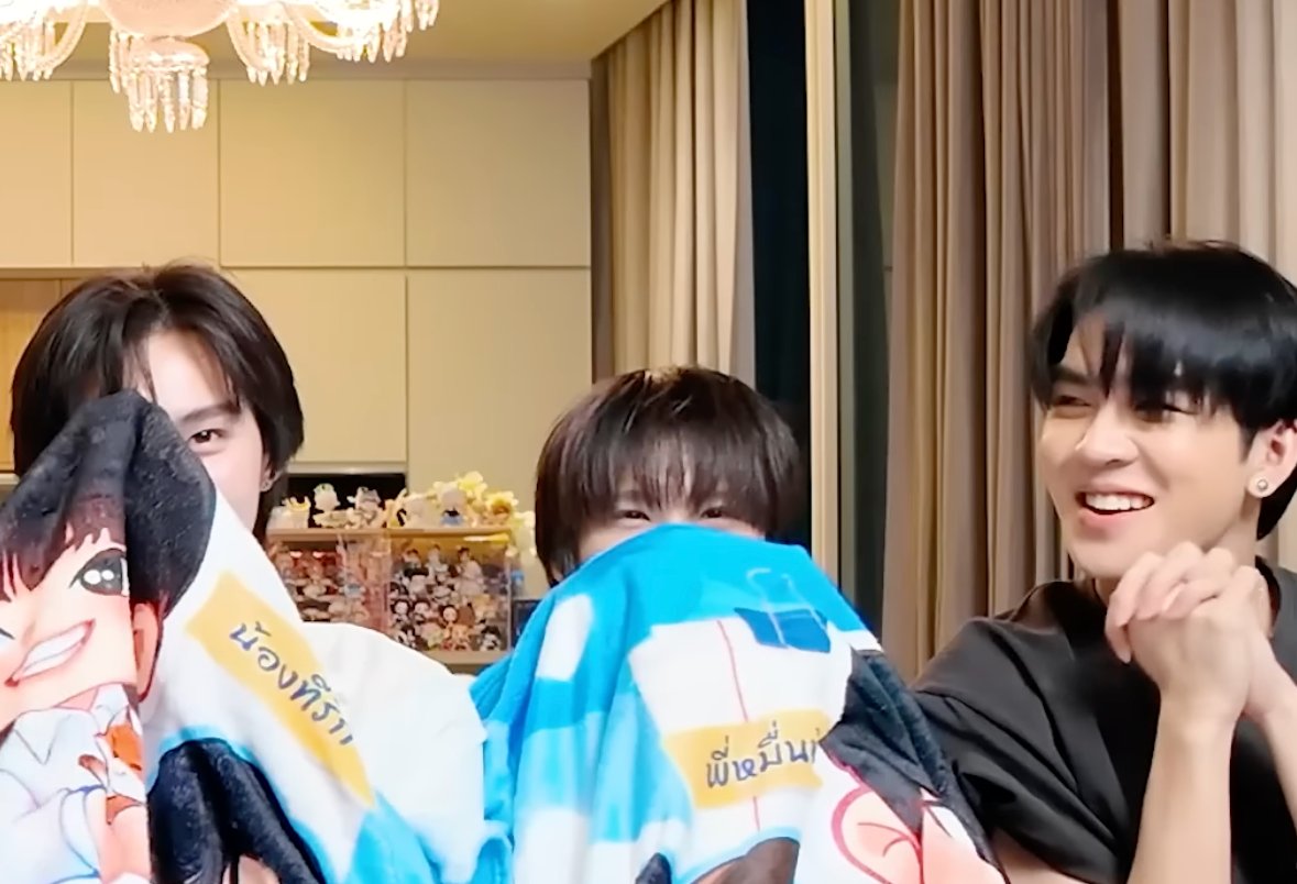 อ่ยยยยยย อันนี้น้องเซฟน่ารักมากกกก รีแอคฉากจุ้บจิ้บของน้องก้องง เขินเลยเอาผ้าห่มมาปิด ฮืออแงงงงง