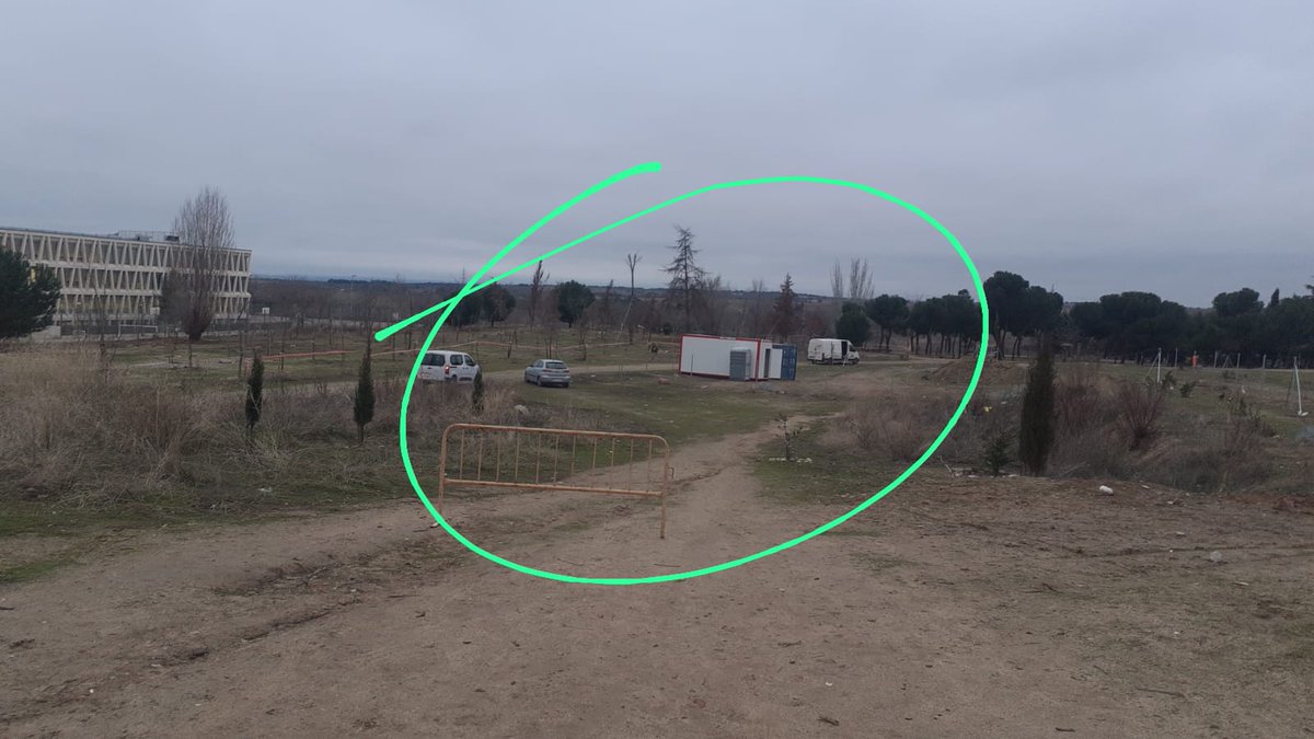 nomegacanton's tweet image. Suele ser obligatorio colocar 1 cartel que informe sobre la intervención cuando 1 obra supera 1 determinado período y/o tiene 1 presupuesto significativo, detallando datos básicos de la obra. En #montecarmelo, ¿xa el #megacantón?, han puesto 2 casetas y 1 baño, xo no carteles...