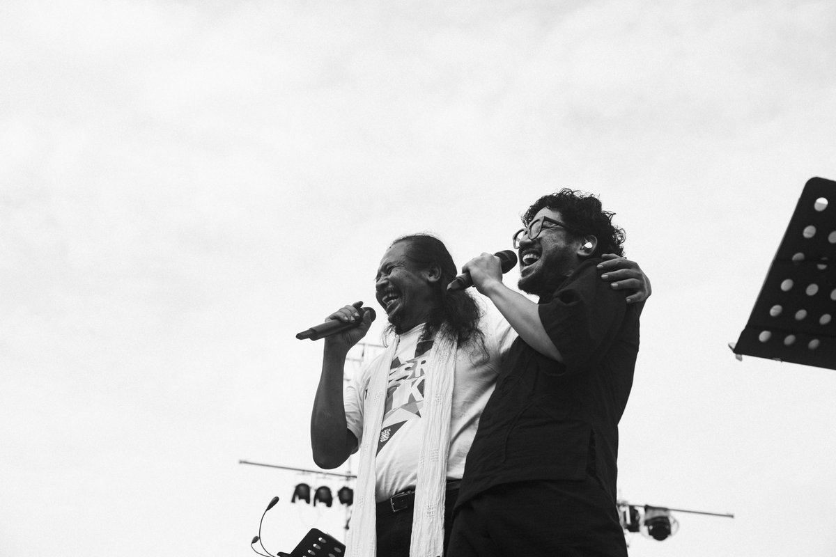 KuntoAjiW's tweet image. Bapakku. Gapunya hp. Hobinya nyapu. Gatau uangnya berapa. Tiap hari masih berkarya. Hidupnya penuh guya-guyu. Semoga tuaku begitu. Amin.